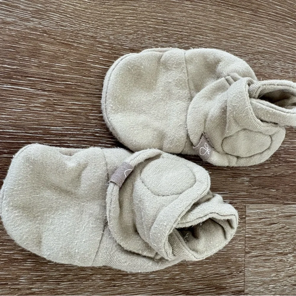 Goumi Stay-on Baby Bootie Set of 2 (Organic Cotton) Size: 0-3 months